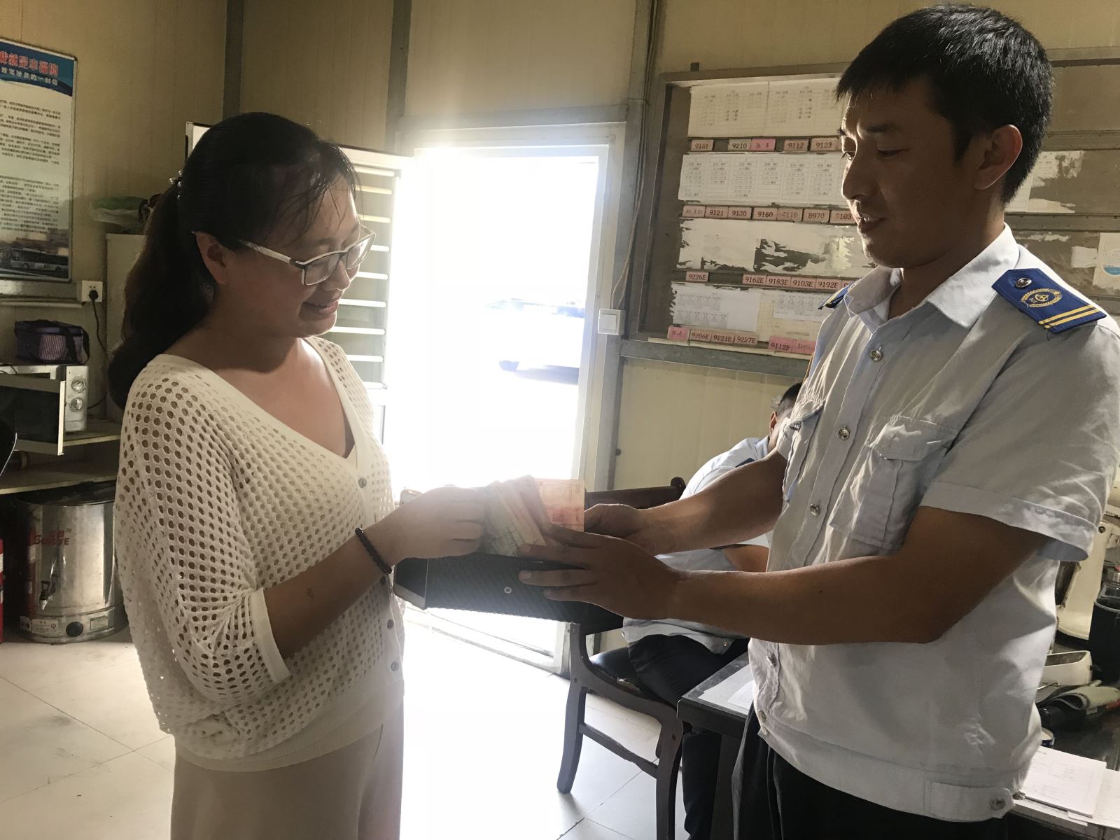 公交集团海通公交公司116路驾驶员柴厚亮拾金不昧受称赞